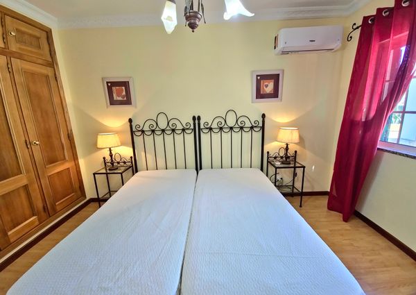 Moradia com piscina, jardim, totalmente equipada e mobilada