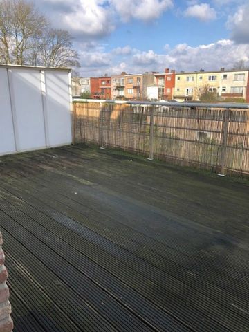 Zonnig 2 slaapkamer appartement met lift, garage en terras! - Photo 2