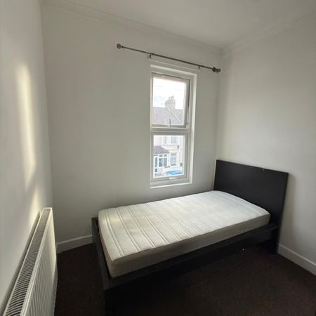 Room in a Shared House, Glenny Road, IG11 - Photo 3