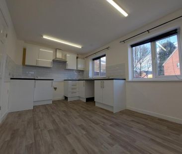 2 bedroom semi-detached house to rent - Photo 3