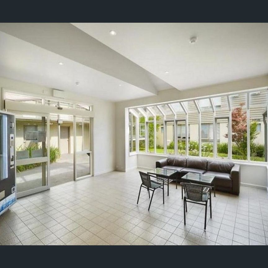 Furnished studio apartment on the top floor (more secure and bigger than others) - Photo 1