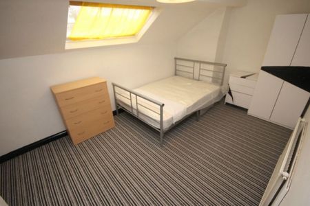 Delph Mount, Leeds, West Yorkshire - Photo 4