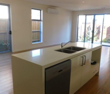 Beautifully presented 3 Bedroom Townhouse - Photo 3