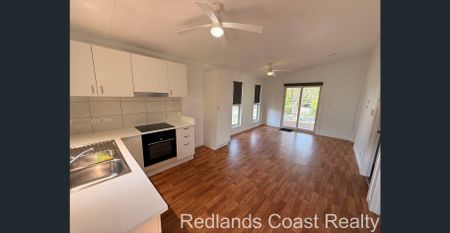 Beautiful 2 Bedroom Property With Water Glimpses - Photo 3