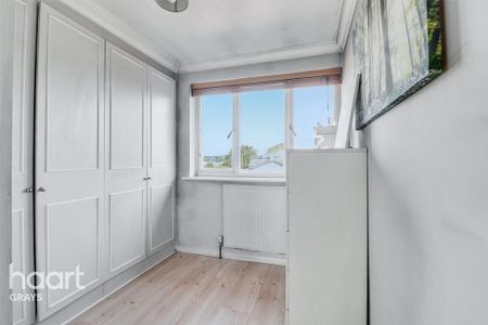 4 bedroom end of terrace house to rent - Photo 5