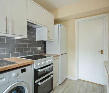 A charming two bedroom house in Winchester city centre - Photo 6