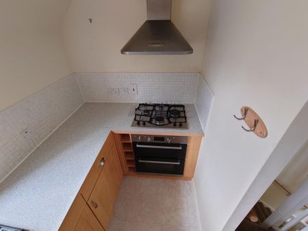 2 bedroom coach house to rent - Photo 2