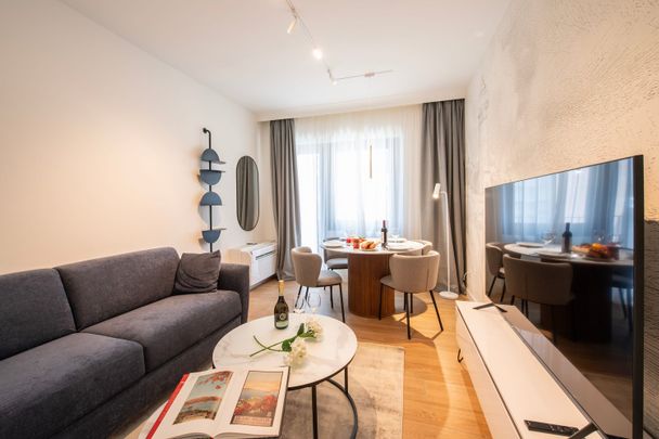 Flexible Rental from 1 Month -Furnished 3.5-Room Apartment with Balcony and Stunning Views in Lugano - Foto 1
