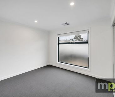 Modern 3 Bedroom Townhouse - Photo 2