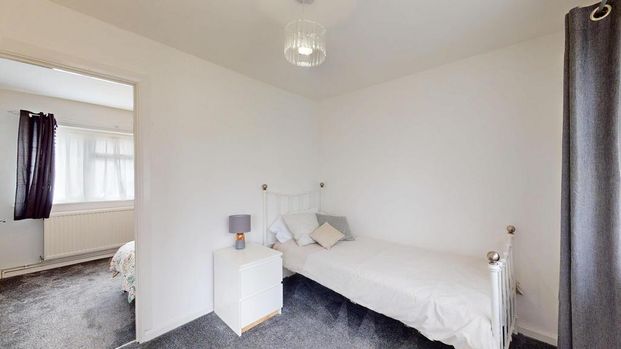 3 bedroom ground floor flat to rent - Photo 1