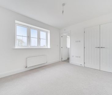 2 bedroom end of terrace house to rent - Photo 1