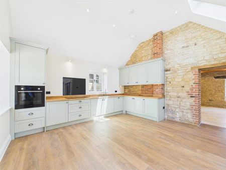 3 bedroom semi-detached house to rent - Photo 3