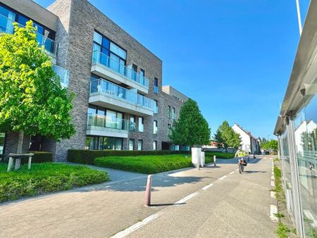 Zonnig tweeslaapkamerappartement met tuin en autostaanplaats in Zwijnaarde. - Photo 2