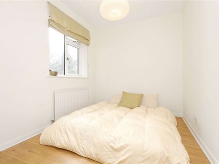 A well presented two bed apartment in the heart of Canonbury one of Islington's most beautiful conservation areas. - Photo 5
