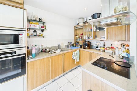 2 bedroom Flat in Luscinia View, Reading - Photo 4