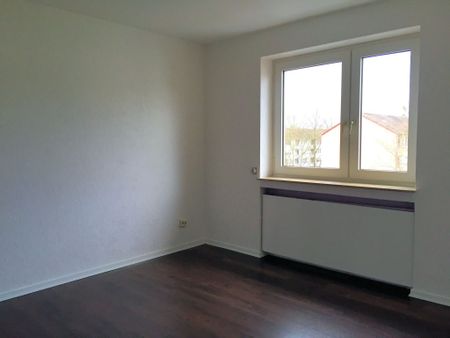 Gepflegte 2-Zimmerwohnung mit Loggia und Einbauküche - Foto 2