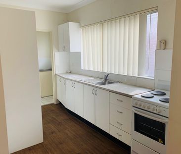 SPACIOUS TWO BEDROOM UNIT ! - Photo 4