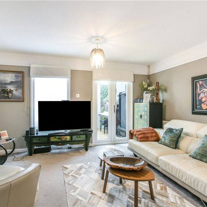 Staveley Gardens, London, W4 2SD - Photo 1