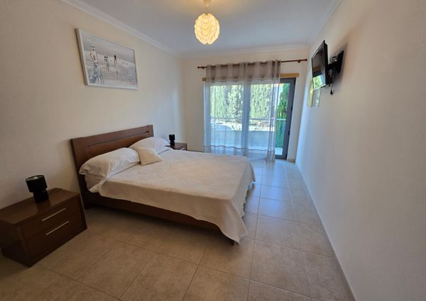 Moradia em banda T4+1 no Alto da Balaia em Albufeira, Algarve