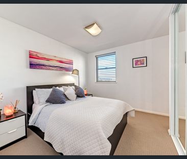 LIGHT & BRIGHT, FURNISHED APARTMENT - Photo 5