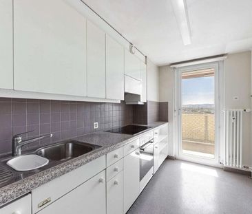 Living in a well-maintained high-rise building - Photo 6