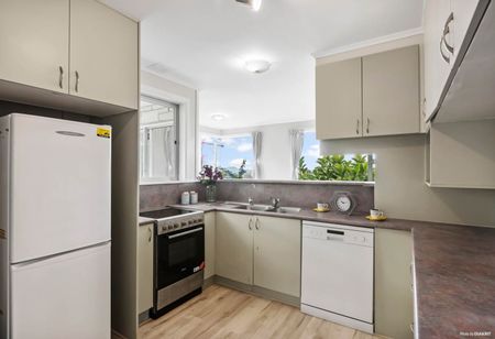Spacious 4 Bedroom Family Home in Browns Bay – Separate Upstairs Living - Photo 3