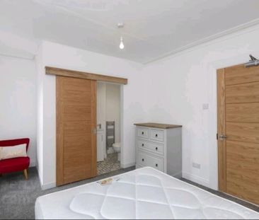 Room 4, Candahar Street, (Refurbished en suite serviced room), BT73... - Photo 1