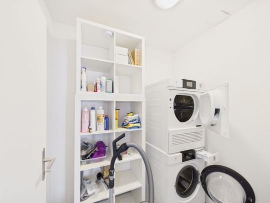 Grosszügige 5.5-Zimmer-Wohnung mit Terrasse in Ebmatingen, Kanton Zürich - Photo 1