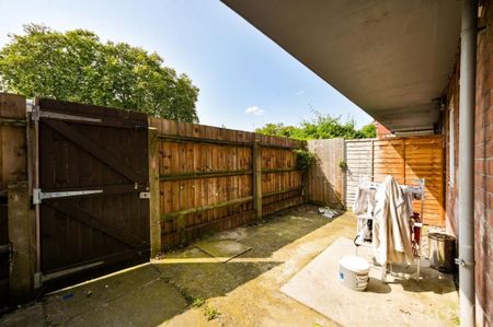 4 bedroom flat to rent - Photo 4