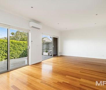 Spotless modren unit with great courtyard - Photo 2