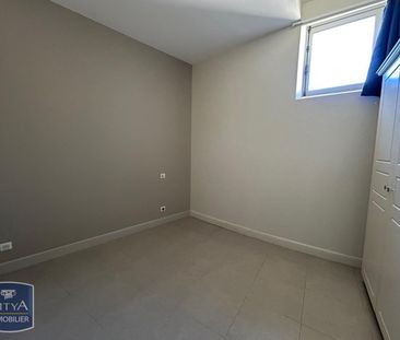 Location Appartement 2 pièces 48m² FONTENAY LE COMTE 85200 - Photo 3