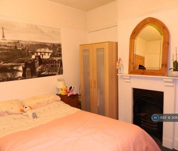 4 bedroom end of terrace house to rent - Photo 3