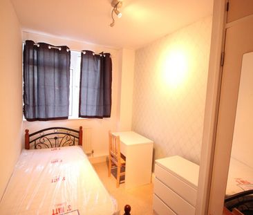 Room in a Shared Flat, Market Square, E14 - Photo 6