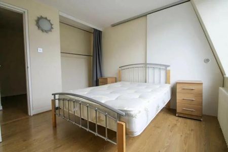 2 bed 2 bath in the city and close to Barbican Station - Photo 3