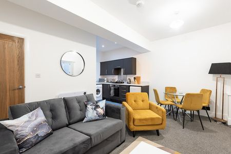 High Street - Photo 2