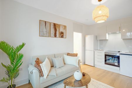 4 Bed Flat, Old Kent Road, SE1 - Photo 2