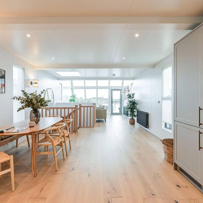 2 bedroom houseboat to rent - Photo 1