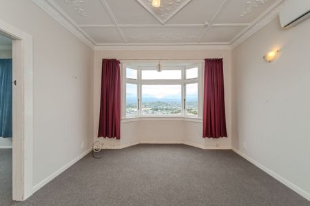 Three Bedroom Flat with a Fantastic View - Photo 5