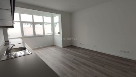 Apartamento T1 | Totalmente Remodelado - Photo 2