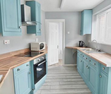 3 bedroom end of terrace house to rent - Photo 3