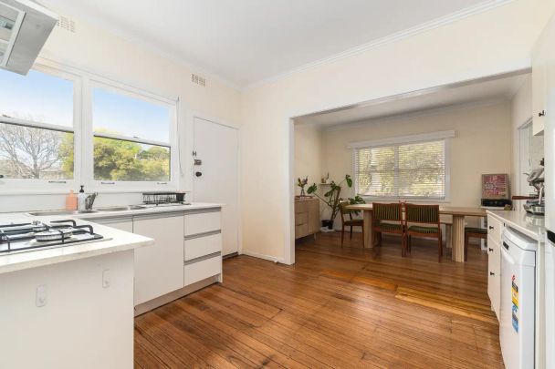“Bright, Spacious Living in the heart of Frankston” - Photo 1