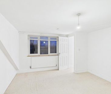 4 bedroom semi-detached house to rent - Photo 4