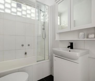 Stylish South Yarra Apartment with Versatile Space - Photo 6