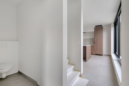 Hoogwaardig afgewerkt nieuwbouw duplex-appartement met 2 slaapkamers, terras en carport - Photo 2