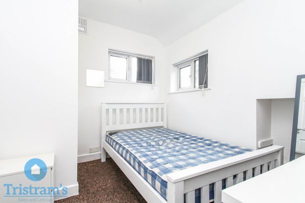 References Pending - 4 bed Semi-Detached House - Photo 1