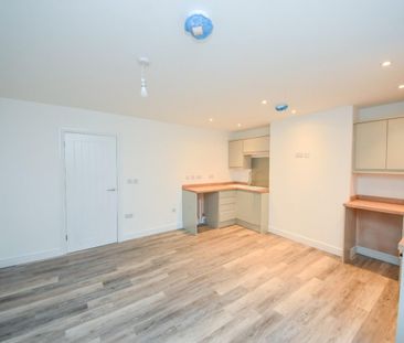 2 bed Flat for Rent - Photo 2