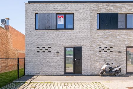 Halfopen woning gelegen in Veurne met drie slaapkamers. - Photo 2