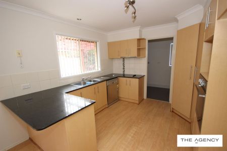 Spacious 4-Bed, 3-Bath Townhouse Moments from the Tweed River - Photo 4