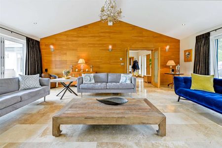 A beautifully presented modern home set behind gates located on the prestigious Rotherfield Road. - Photo 2