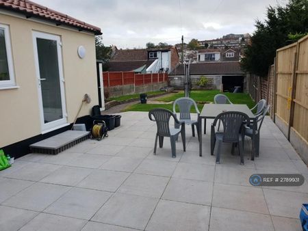 1 bedroom in a house share to rent - Photo 4